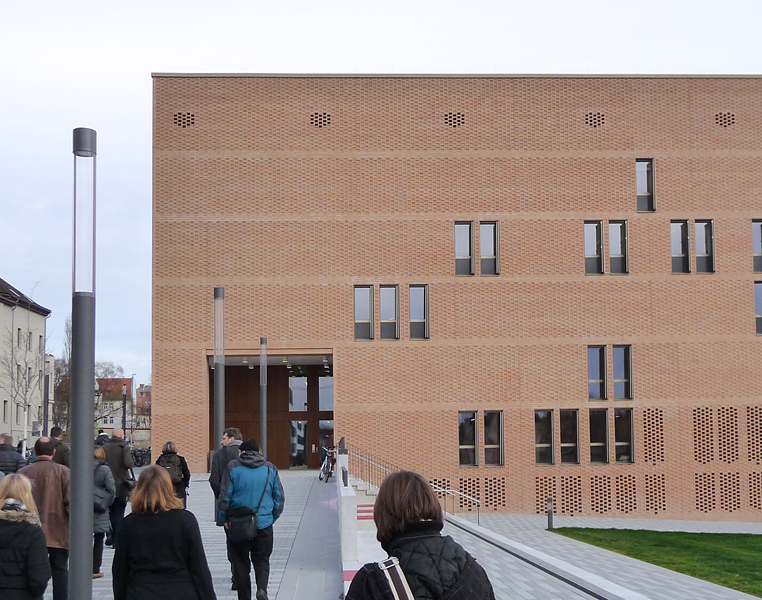 Auf%20dem%20Steintorcampus%20vor%20der%20neuen%20Bibliothek.jpg