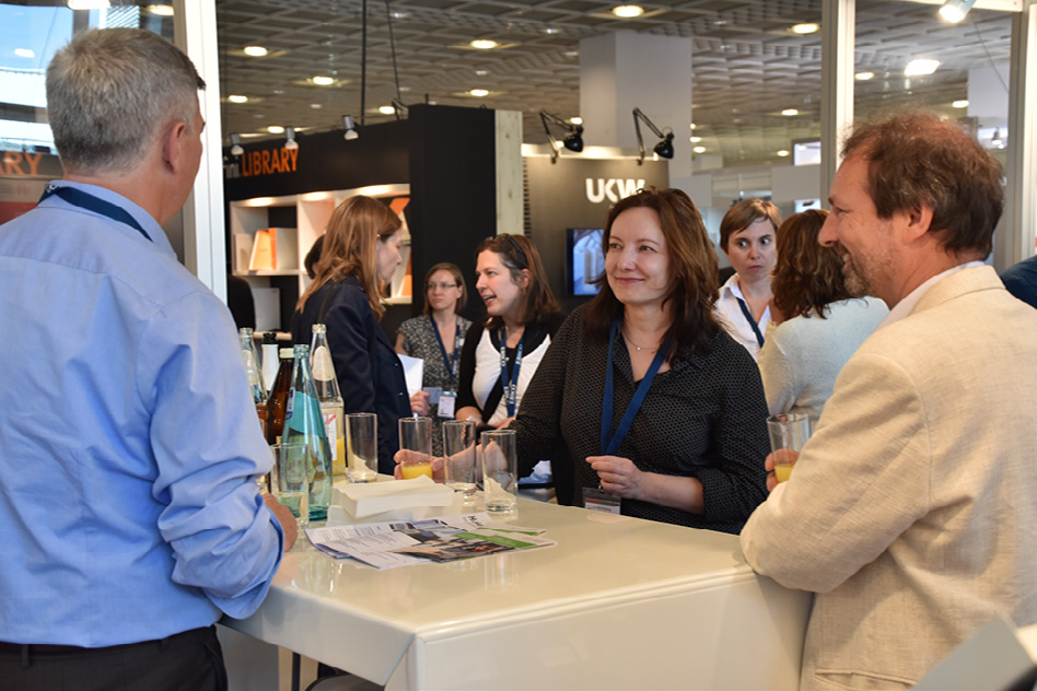 Abb.: Reger Austausch beim Empfang des Landesverbands Hessen beim Bibliothekartag in Frankfurt am Main